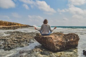 活ガニを楽しめるすき鍋と温泉宿は家族旅行向けに最適ですか？