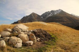 山中温泉で楽しむ活ガニとかにすき鍋、渓谷ビューの露天風呂はどこにある？