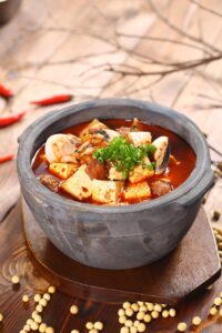活ガニとかにすき鍋が楽しめる温泉宿の料理説明は丁寧にされているの？
